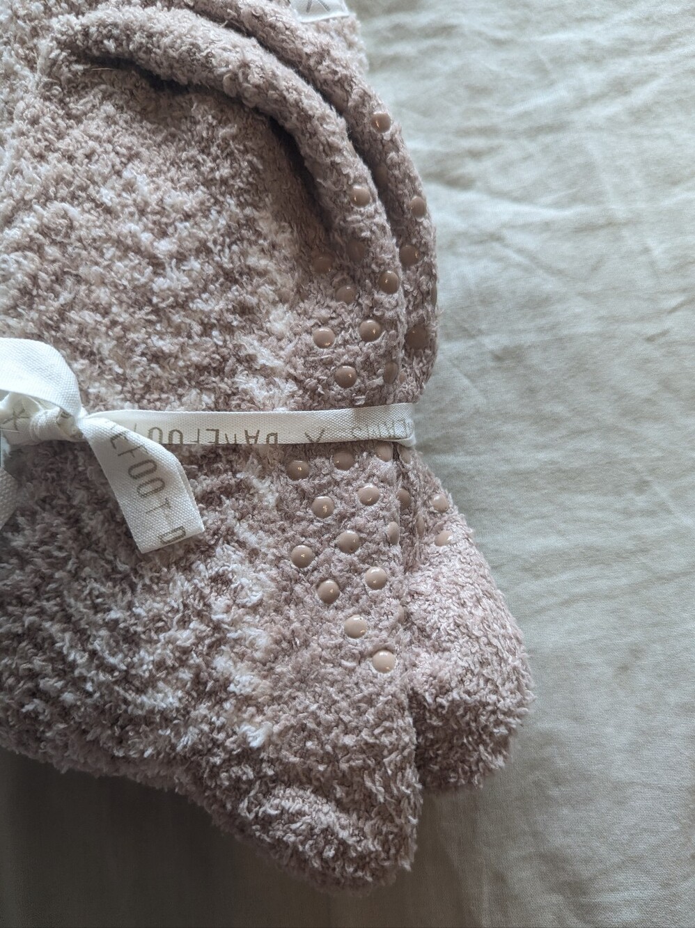Barefoot Dreams Cozy Chic Tan Herringbone Socks NWT - Picture 5 of 5